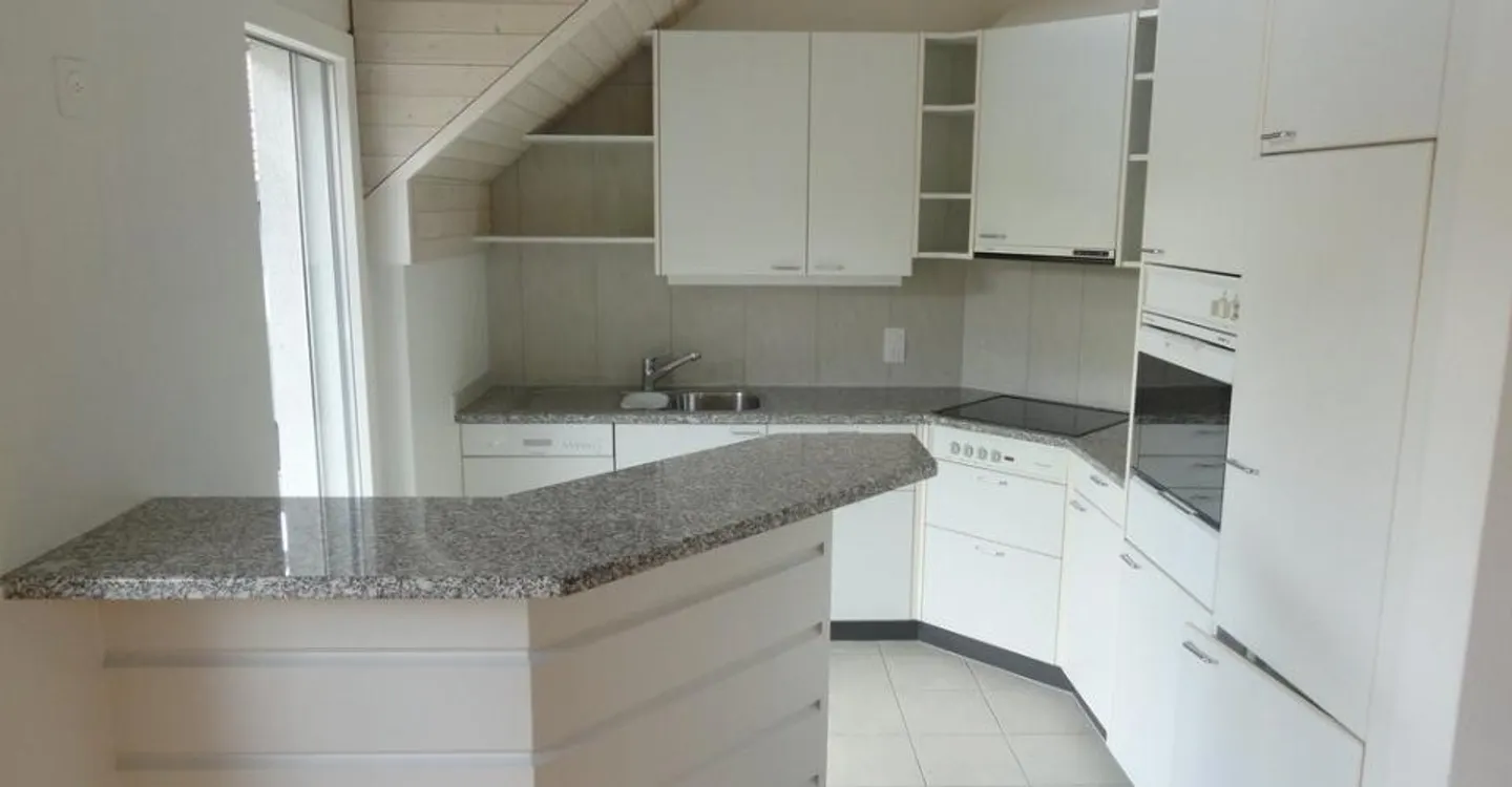 Charmante Dachwohnung mit grossem Balkon und Galerie! - Foto 3 von 9