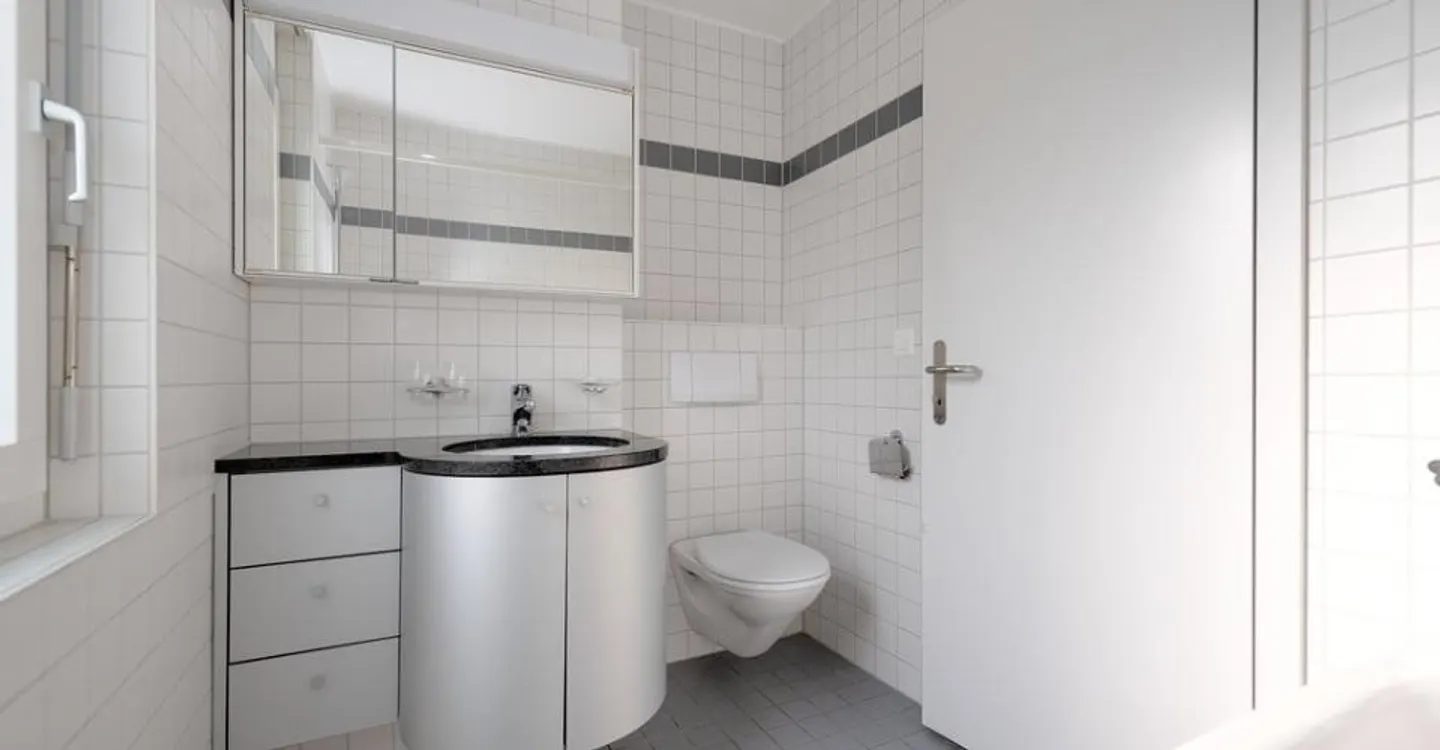 Charmante Dachwohnung mit grossem Balkon und Galerie! - Foto 4 von 9