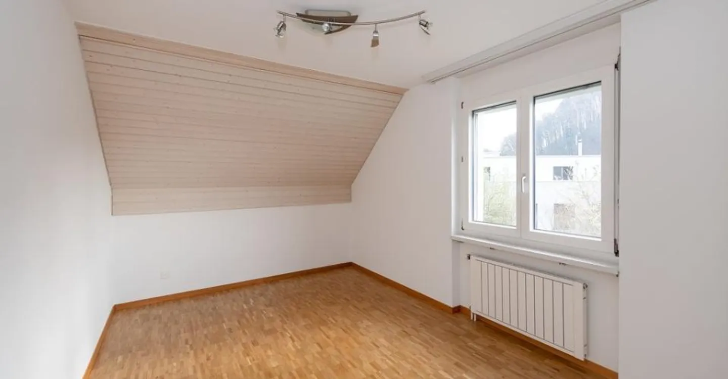 Charmante Dachwohnung mit grossem Balkon und Galerie! - Foto 8 von 9