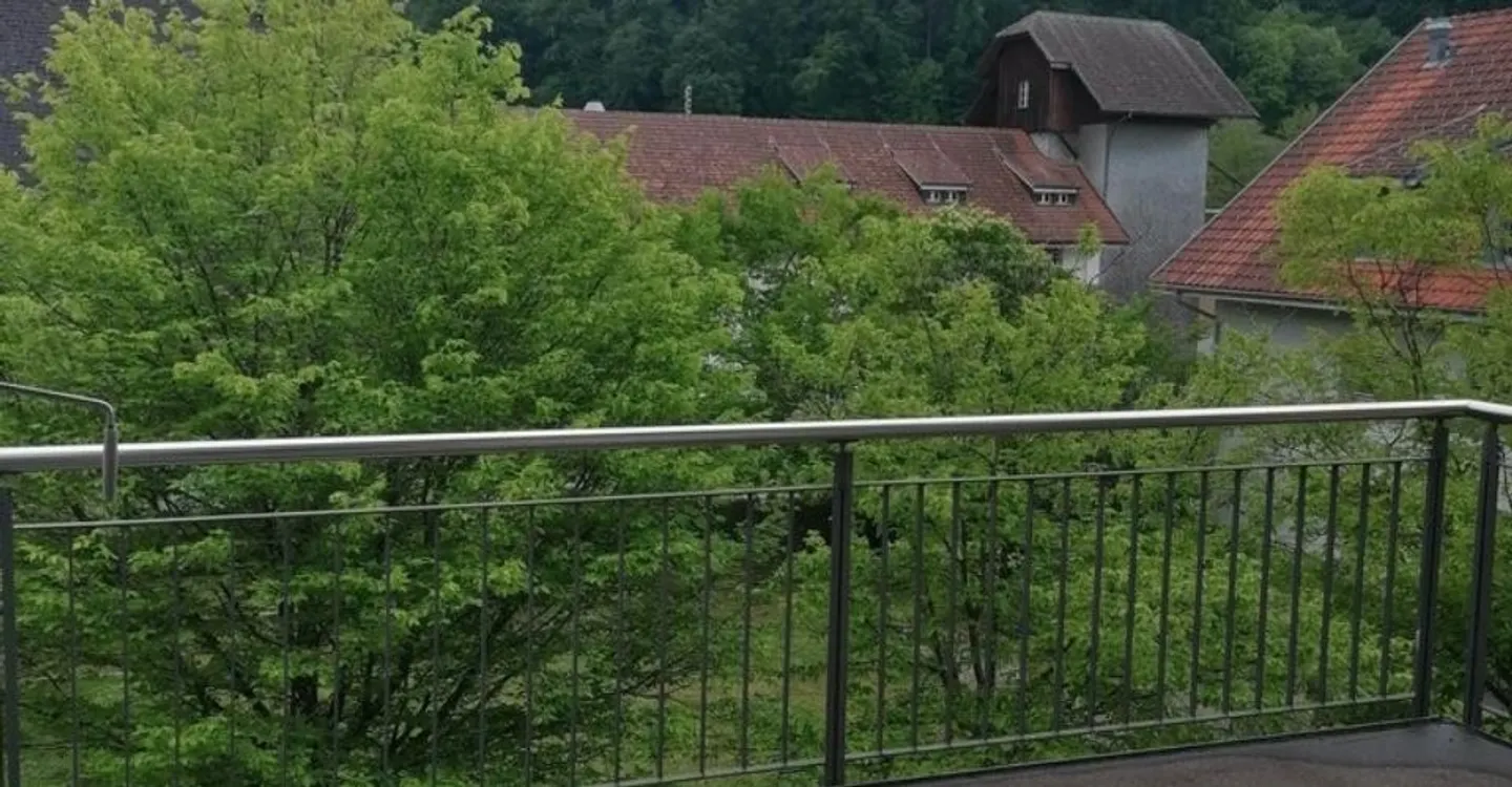 Charmante Dachwohnung mit grossem Balkon und Galerie! - Foto 9 von 9