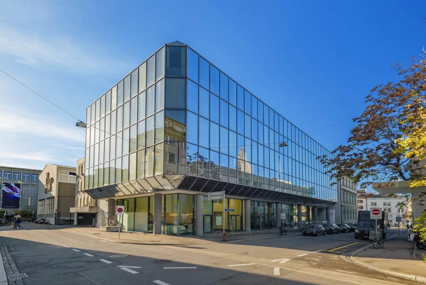 Spazio commerciale con ampia vetrina - Foto 1 di 3