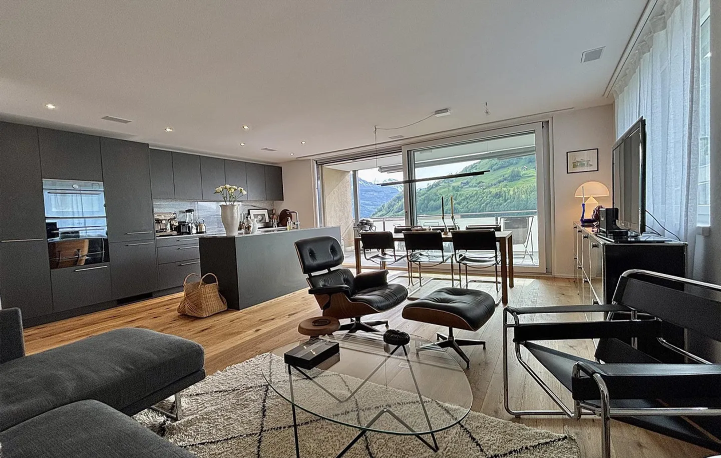 Condominio moderno di 4,5 stanze in una posizione attraente - Foto 1 di 5