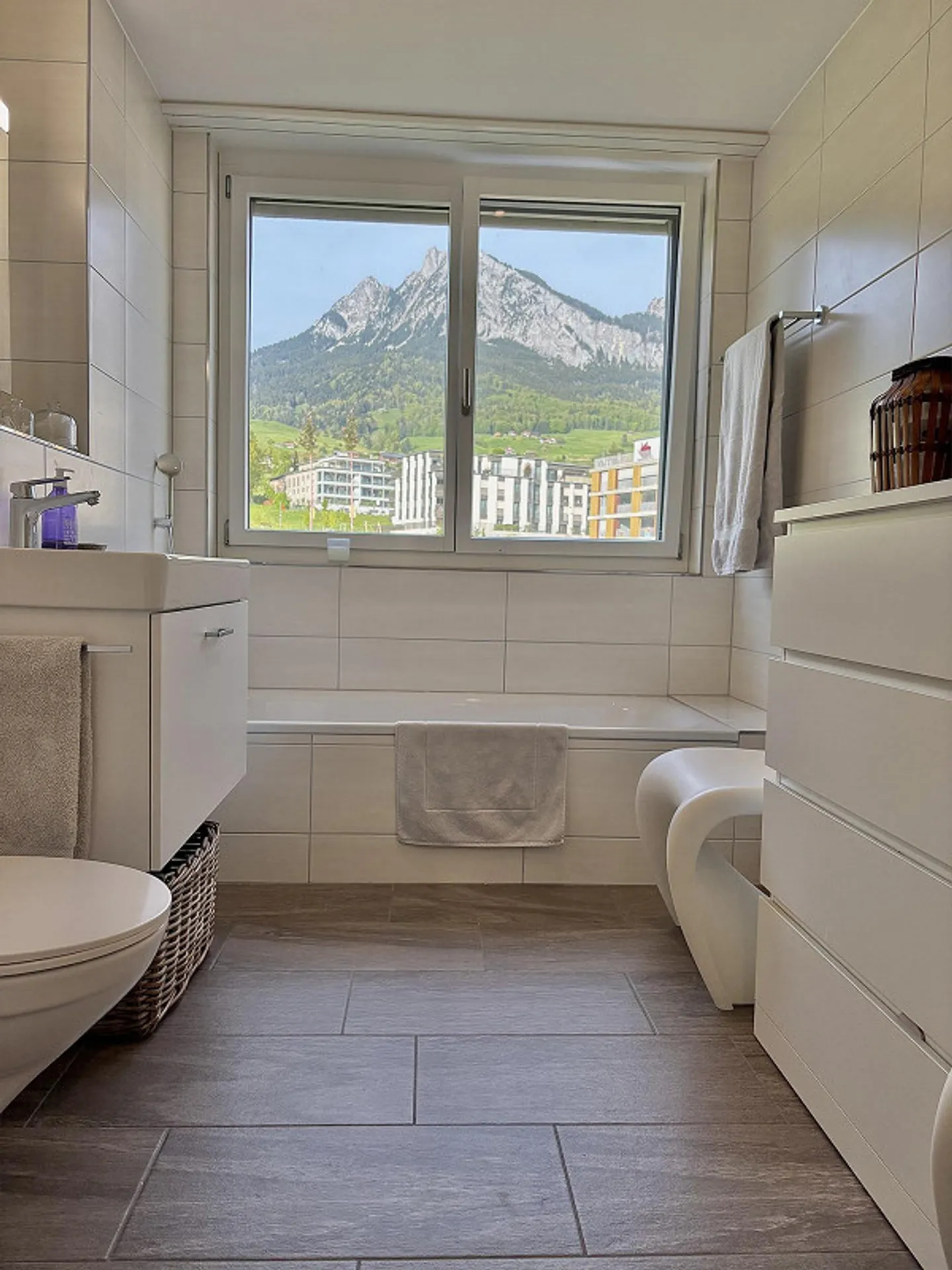 Condominio moderno di 4,5 stanze in una posizione attraente - Foto 2 di 5