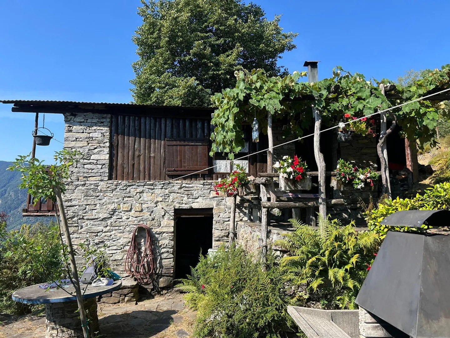 Ein Rückzugsort in den Tessiner Bergen – Rustico mit traumhafter Aussicht - Foto 1 von 19