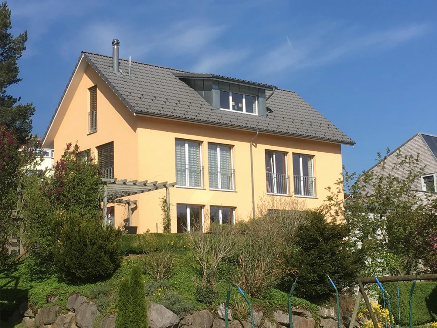 Maison individuelle de 6 pièces avec appartement de 2 pièces - Photo 1 sur 11