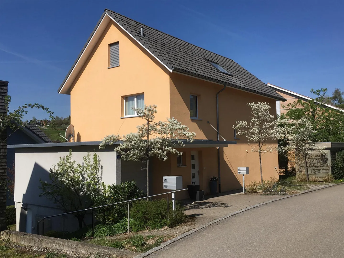 Maison individuelle de 6 pièces avec appartement de 2 pièces - Photo 2 sur 11