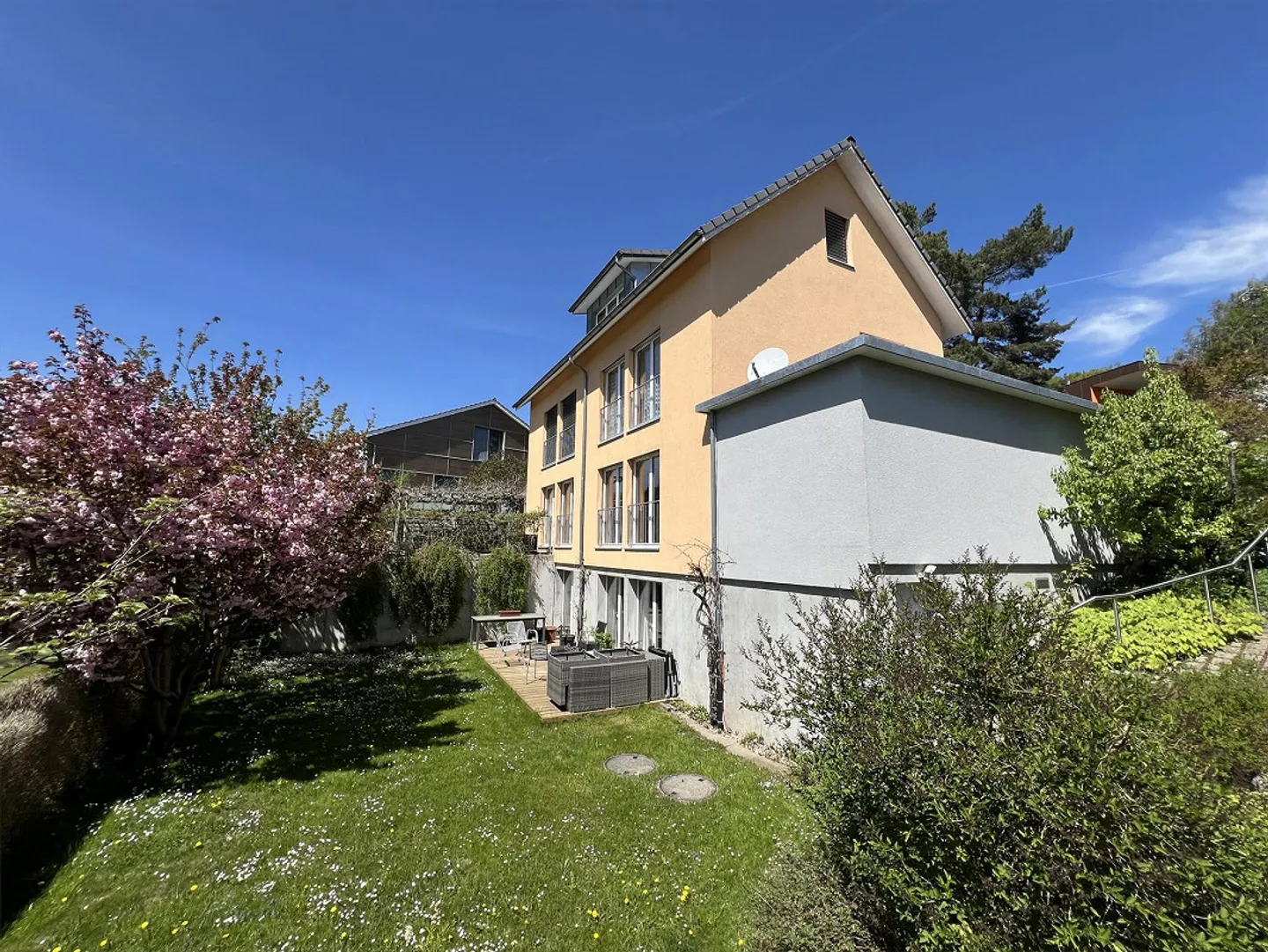 Maison individuelle de 6 pièces avec appartement de 2 pièces - Photo 3 sur 11