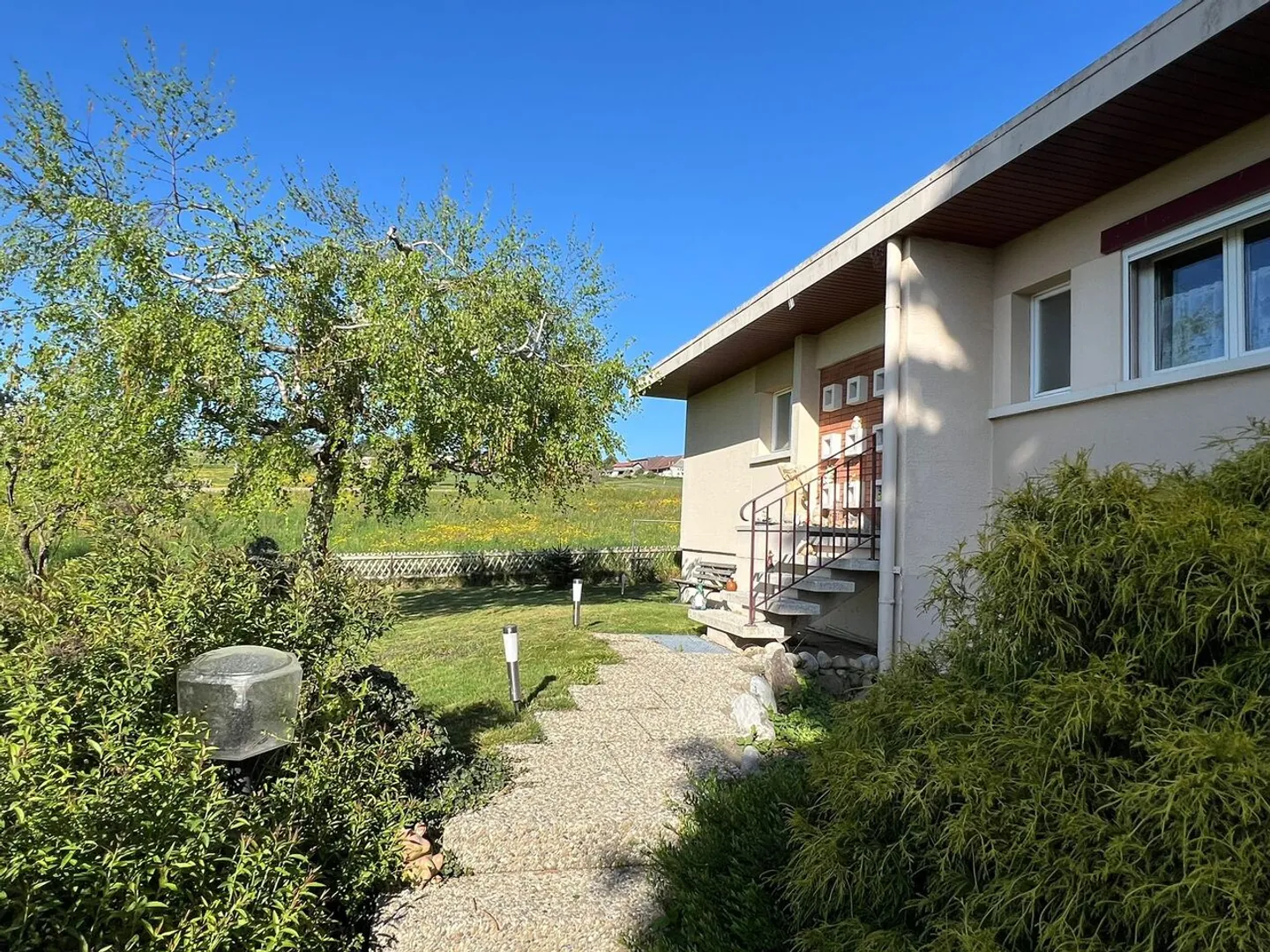 Luxurious Villa with Large Garden - Photo 7 of 12