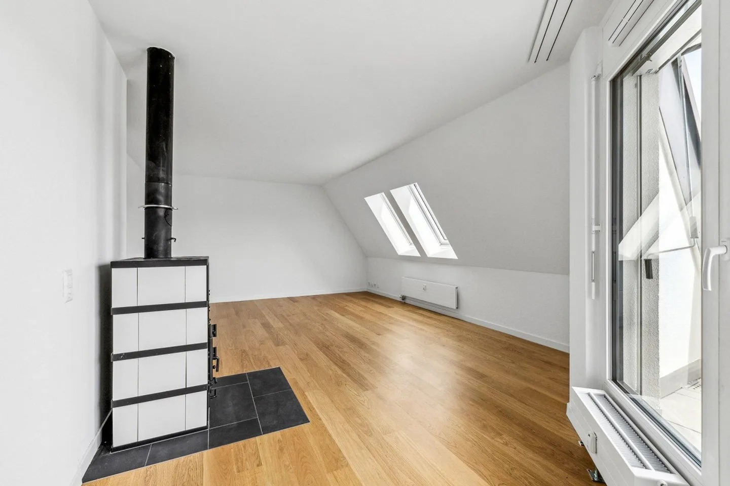 Freshly renovated apartment is looking for you! - Photo 3 of 10