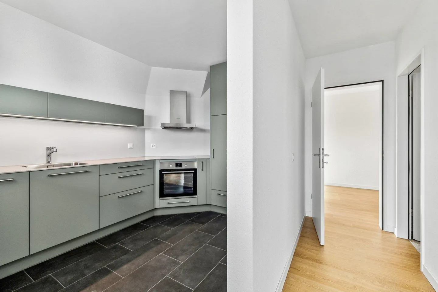 Freshly renovated apartment is looking for you! - Photo 7 of 10