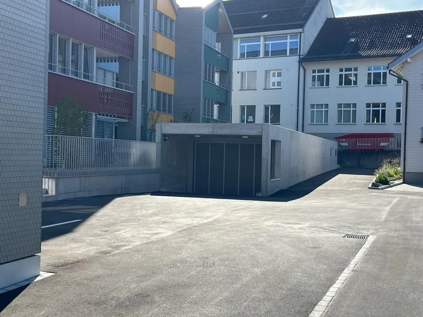 Posto auto presso la stazione ferroviaria - Foto 1 di 2