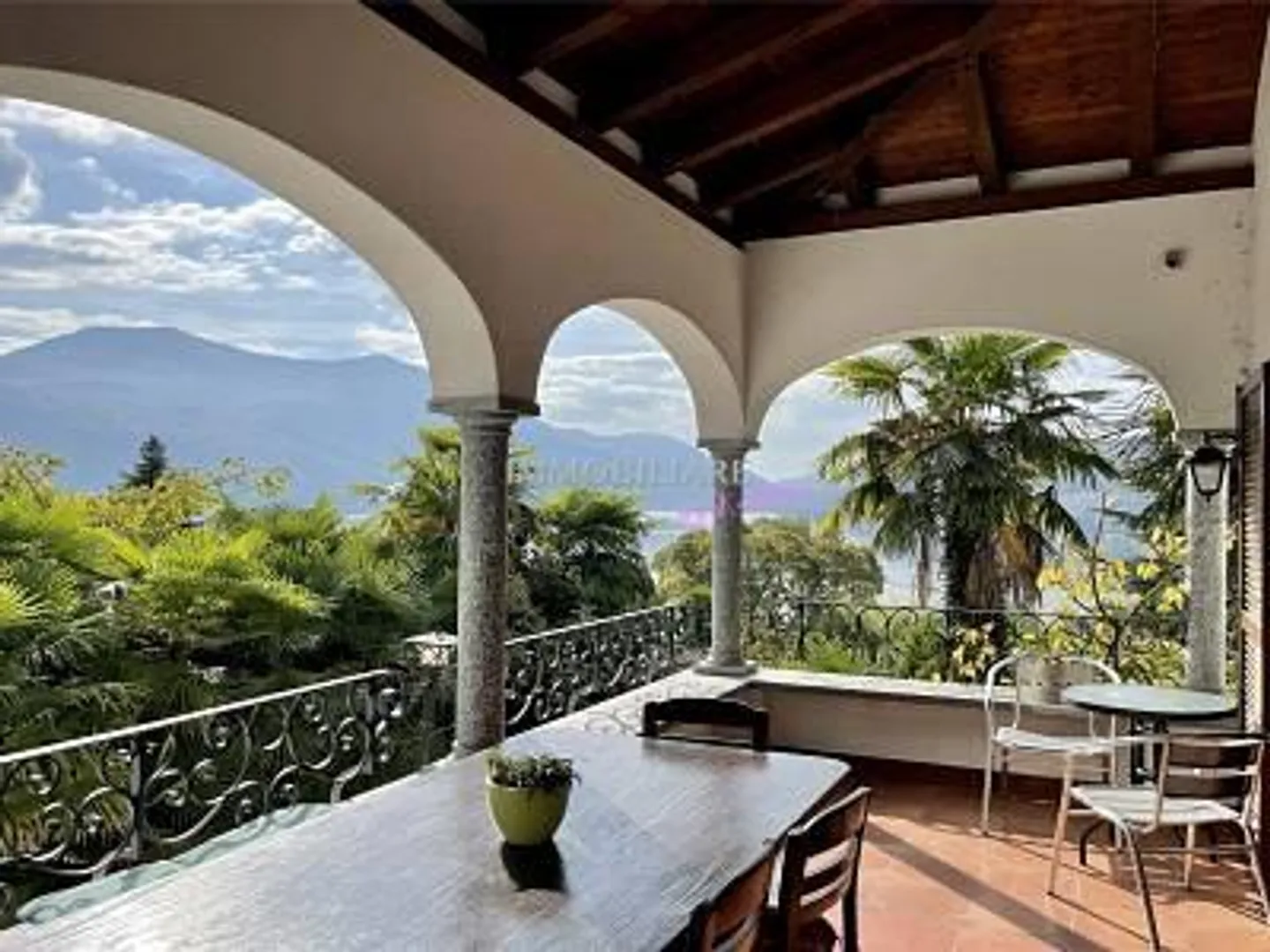 Due ville con vista lago ideali come residenza familiare per le vacanze - Foto 3 di 24