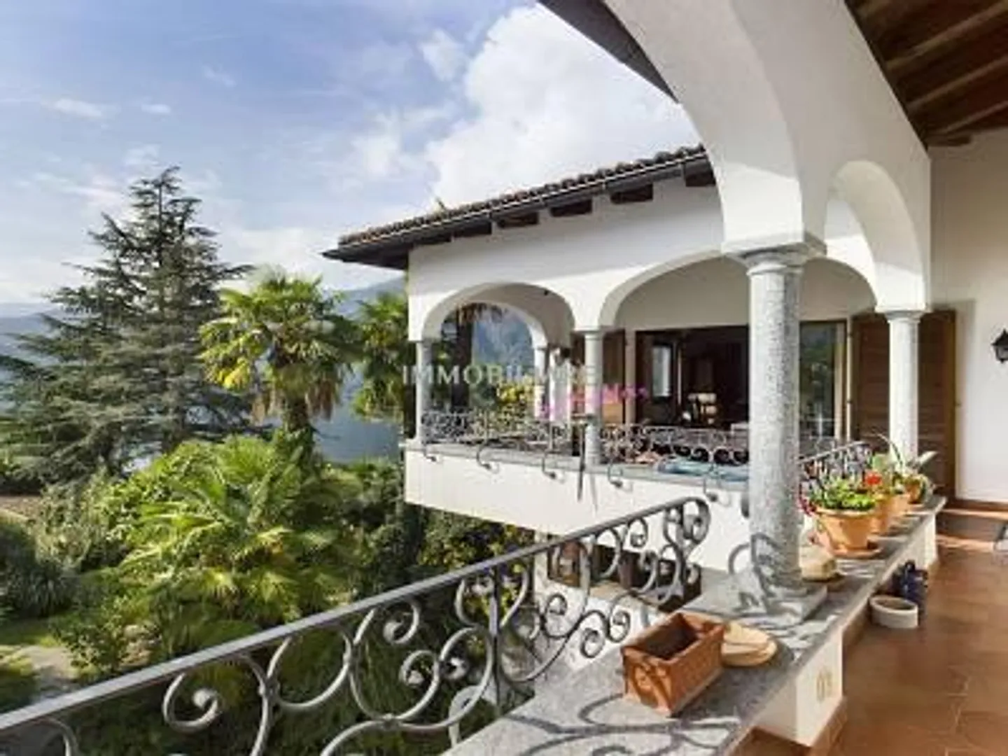 Due ville con vista lago ideali come residenza familiare per le vacanze - Foto 4 di 24