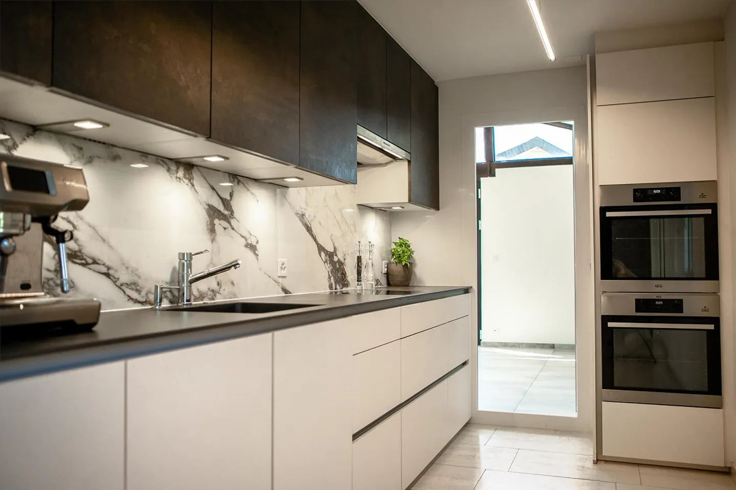 Incantevole casa unifamiliare di 9½ stanze con giardino da sogno a Höri - Foto 2 di 3