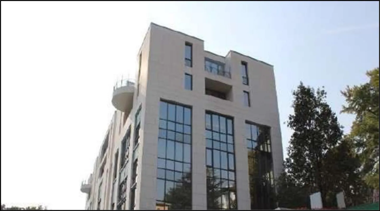 OFFICE 6 ROOMS (217 sqm) WITH SPLENDID LAKE VIEW - Photo 1 of 8