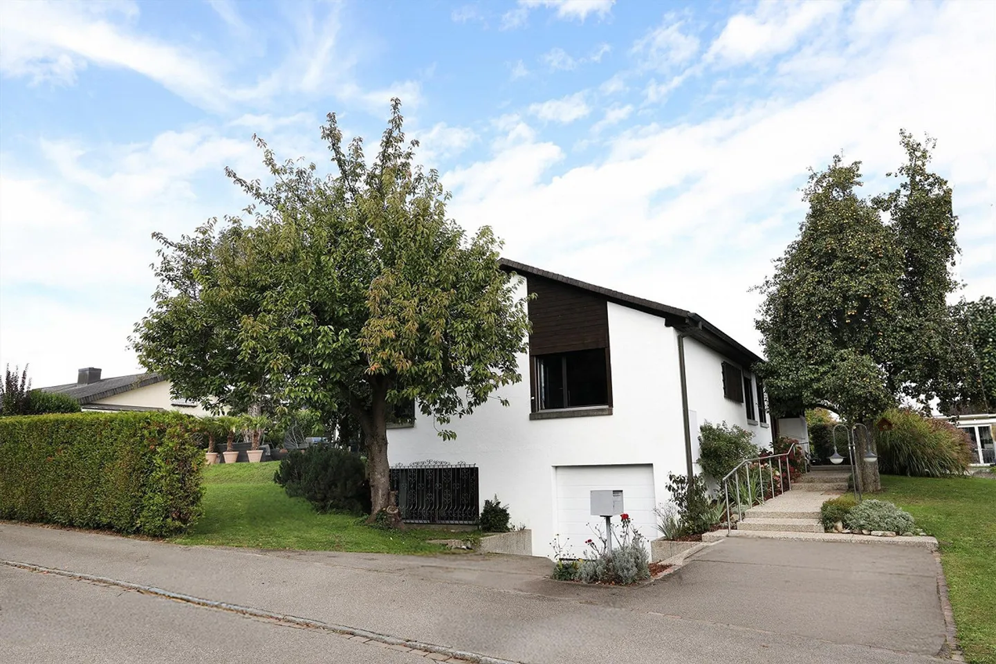 Incantevole casa unifamiliare di 9½ stanze con giardino da sogno a Höri - Foto 3 di 3