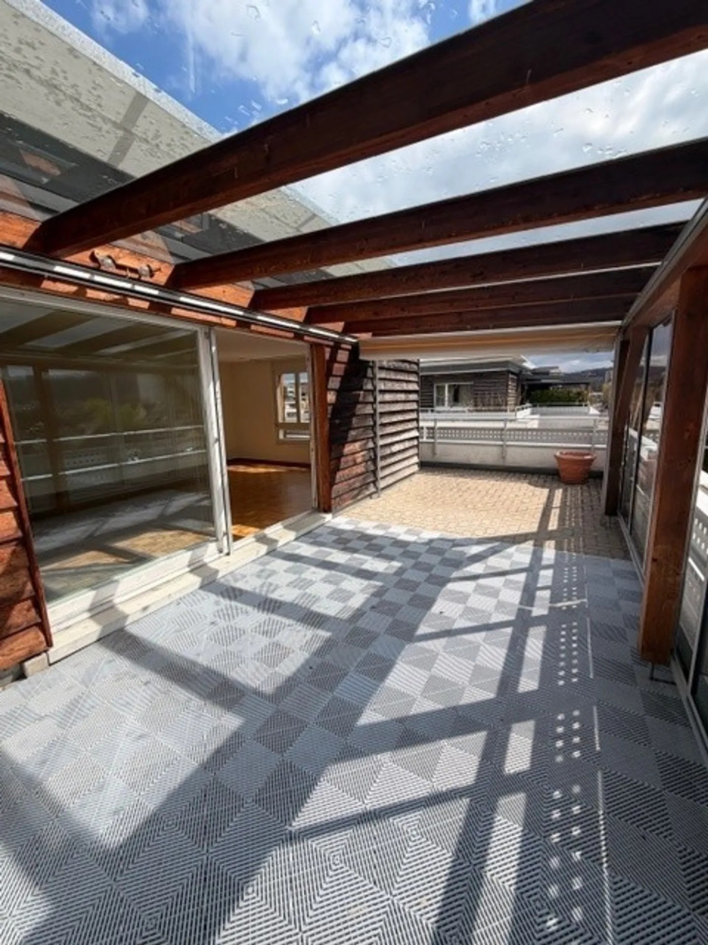 Attractive attic apartment in a great location - Photo 3 of 19