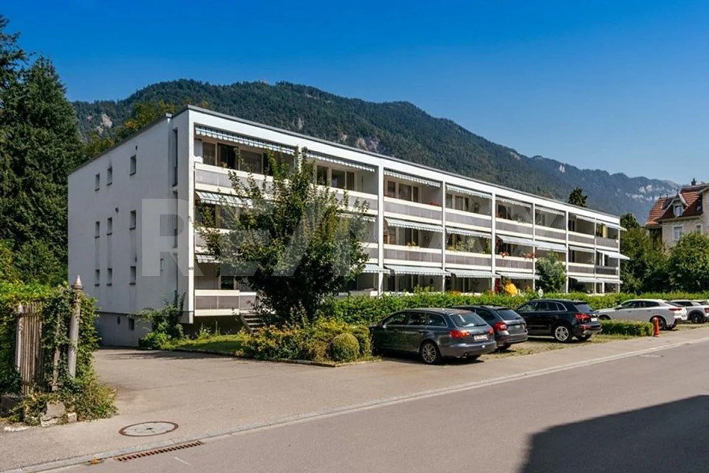 Gepflegte 2.5-Zimmer-Wohnung mit Balkon und Aussenparkplatz (Erstwohnsitz) - Photo 1 of 13