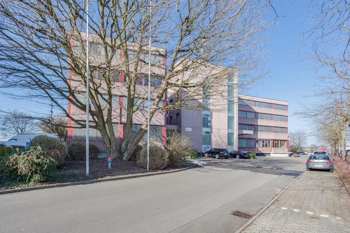 Espace de bureau avec zone de stockage attenante - Photo 1 sur 8