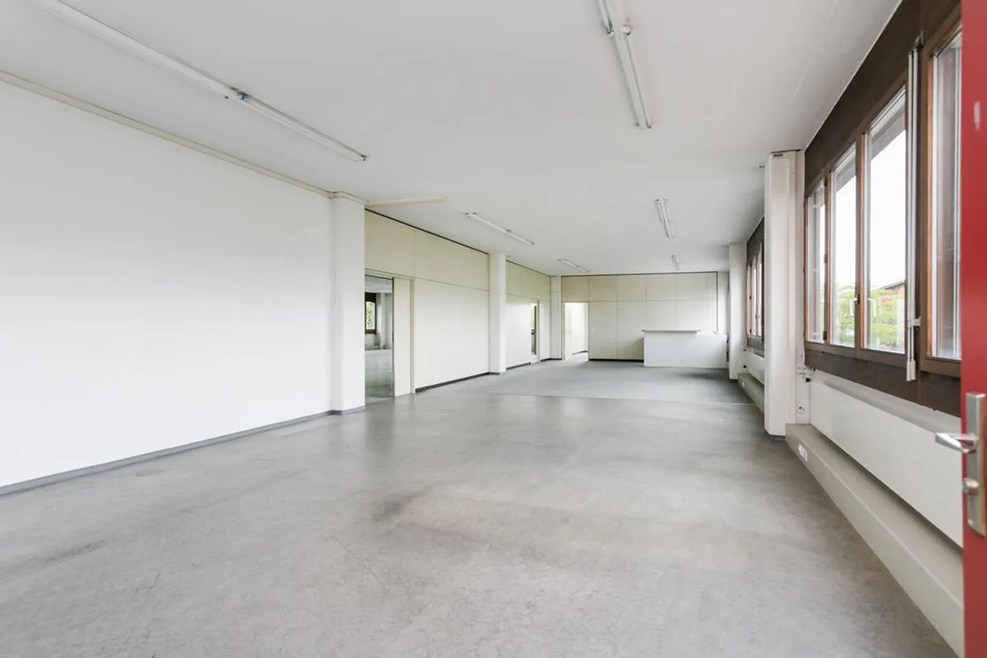 Espace de bureau avec zone de stockage attenante - Photo 4 sur 8