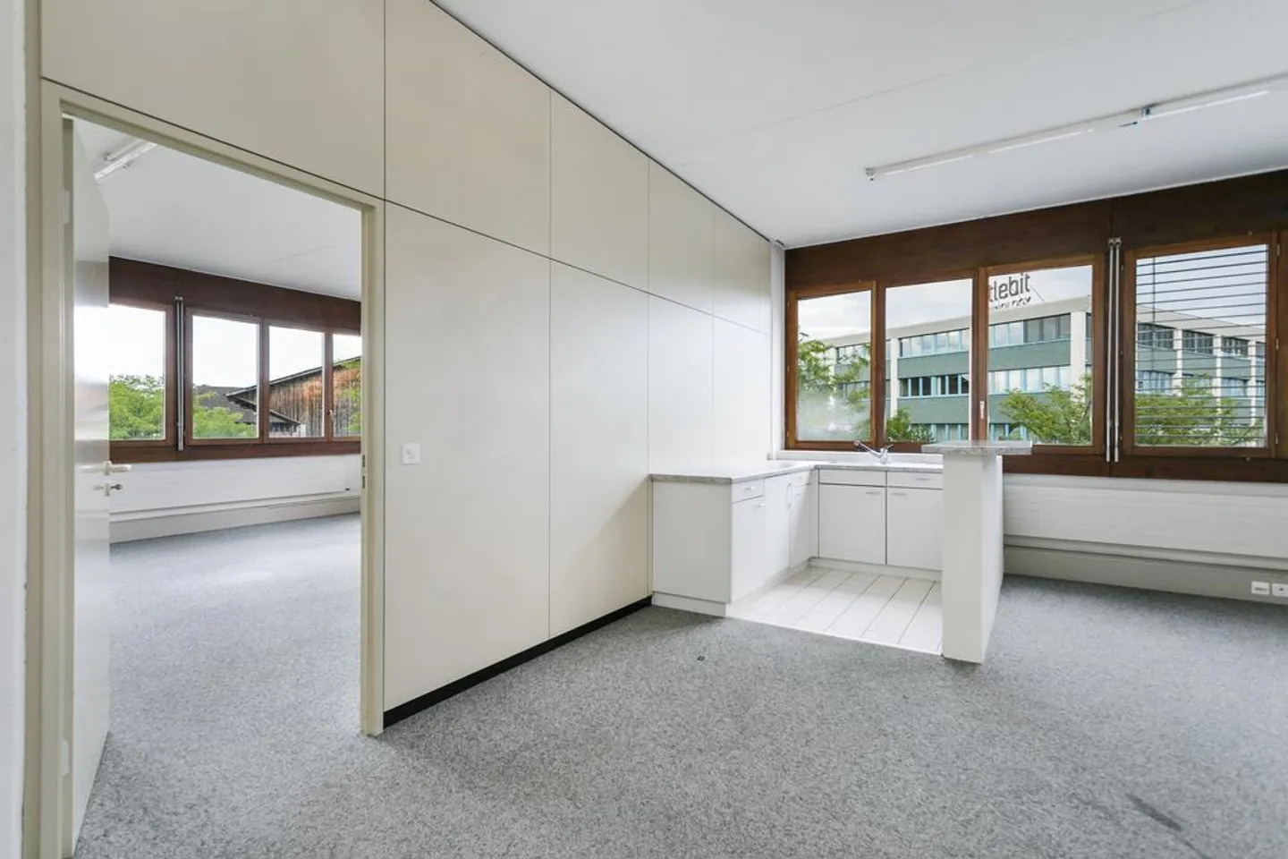 Espace de bureau avec zone de stockage attenante - Photo 6 sur 8