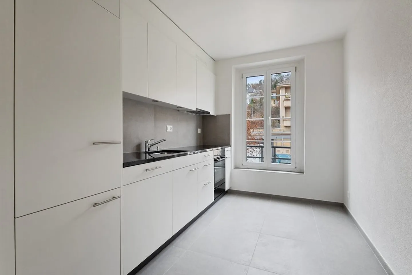 3-room fully renovated - Photo 2 of 9