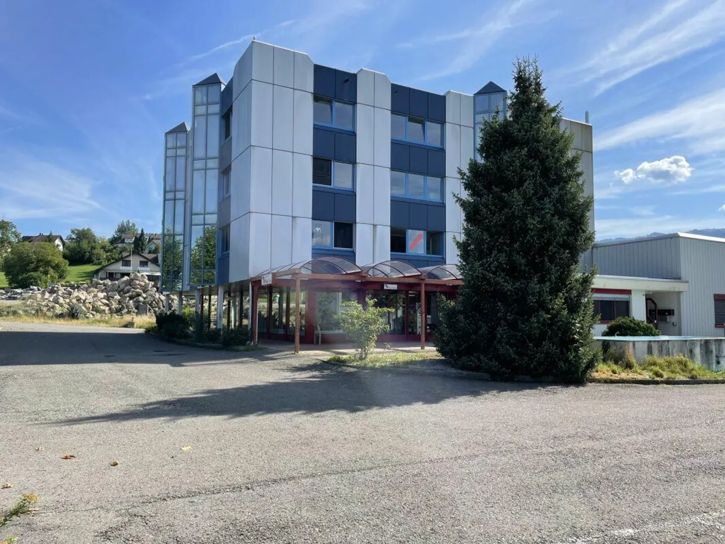 Representative commercial premises in prime location - Photo 2 of 14