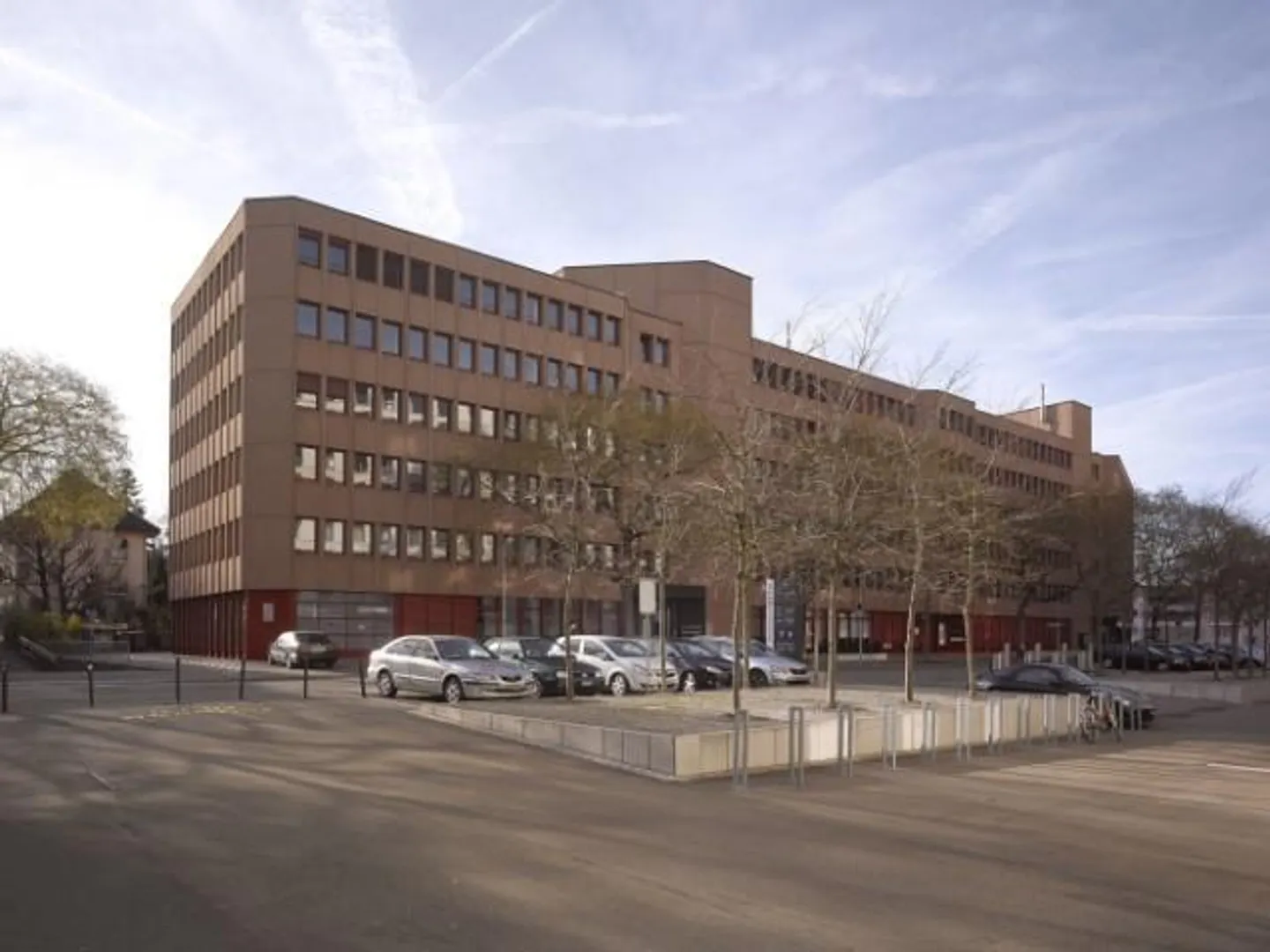 Good public transport and road connections: 105 m2 office space - Photo 1 of 2