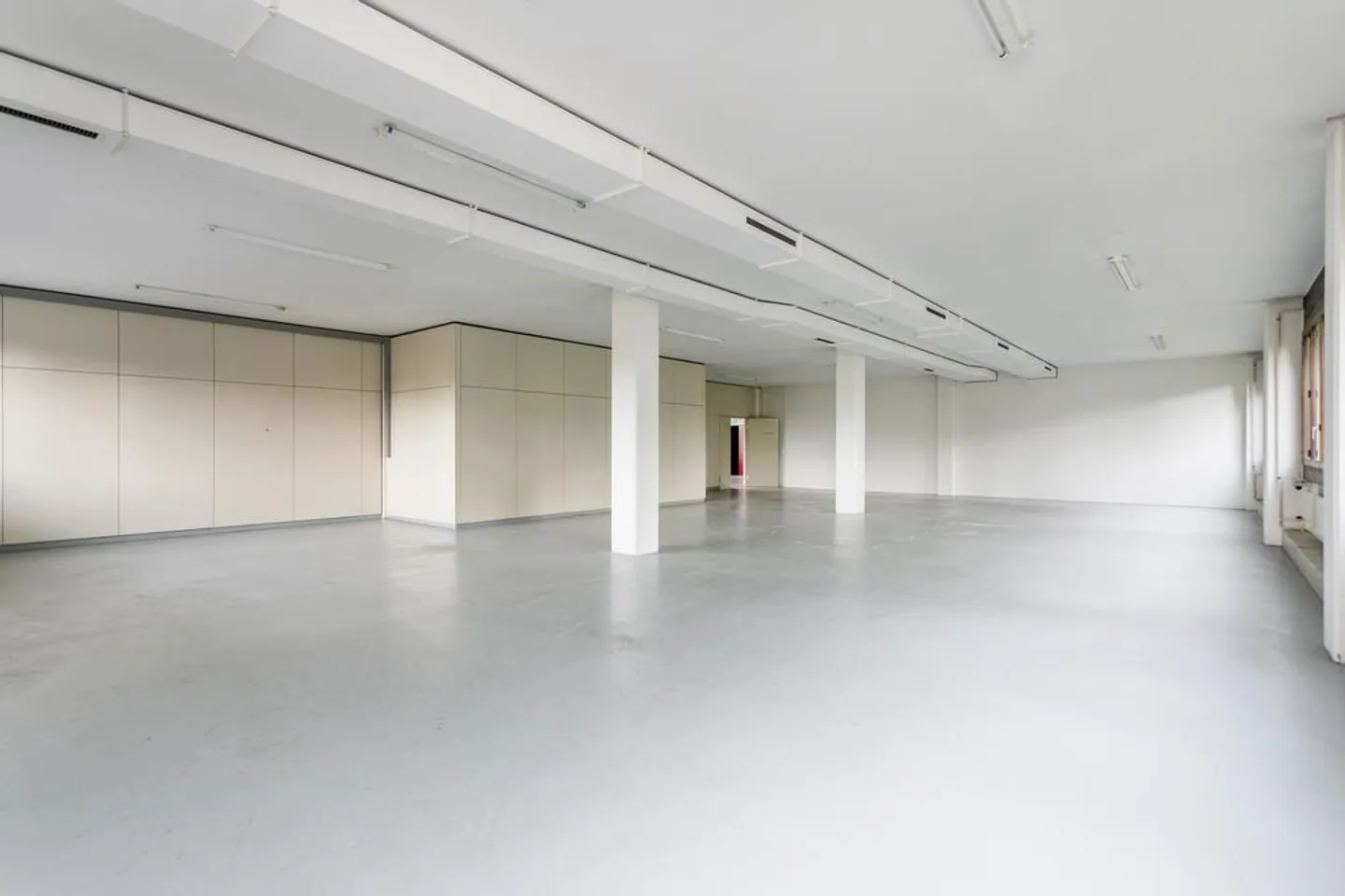 Espace de bureau avec zone de stockage attenante - Photo 7 sur 8