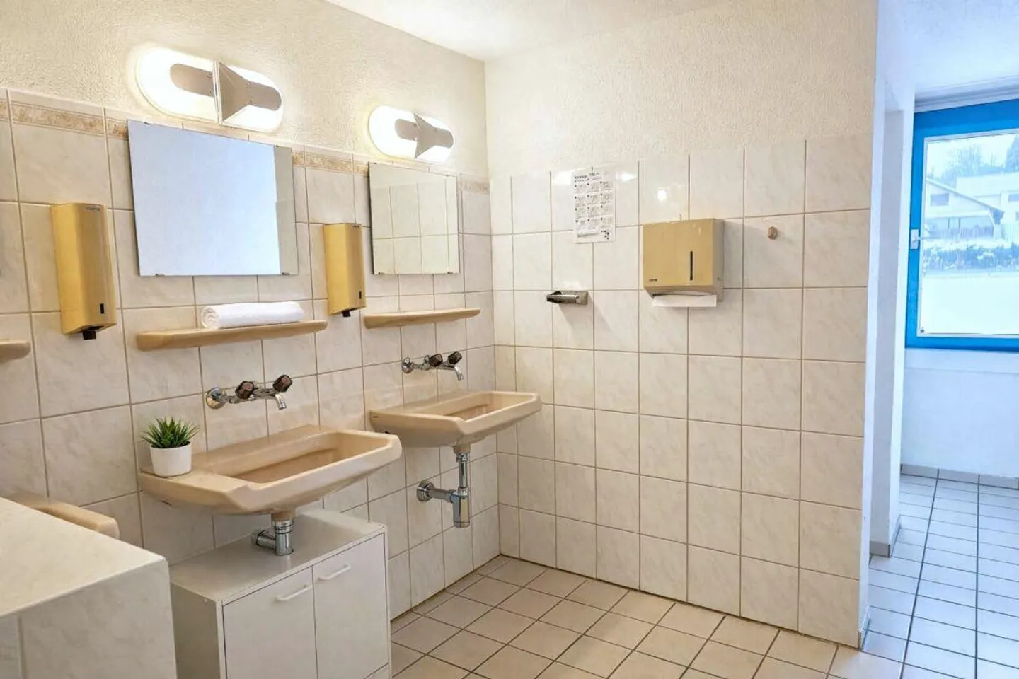 Representative commercial premises in prime location - Photo 13 of 14