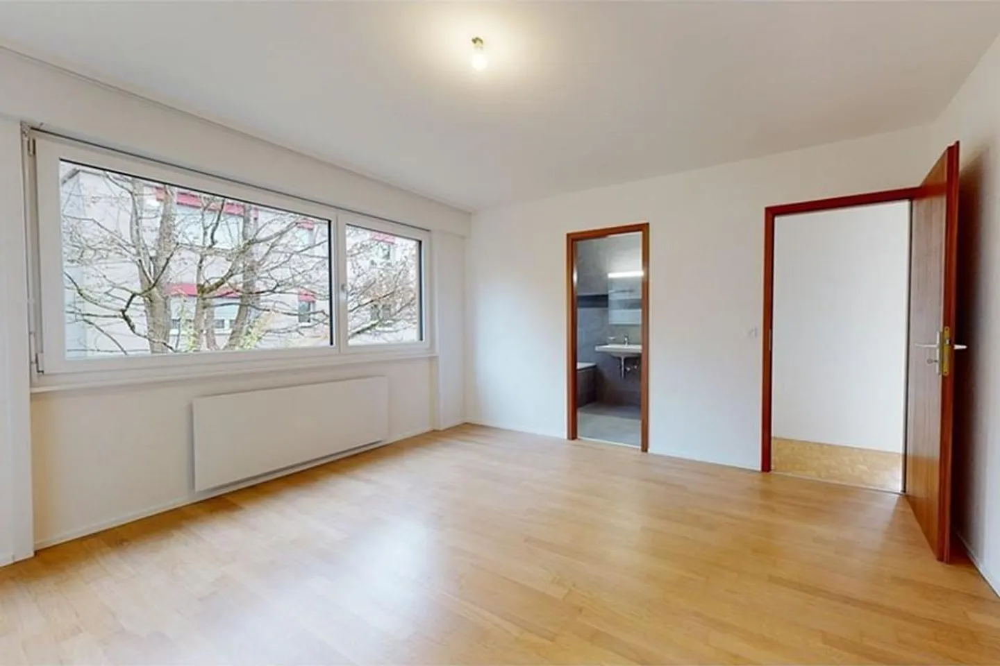 Bright 4.5-room fully renovated apartment with fireplace and balcony - Photo 7 of 8