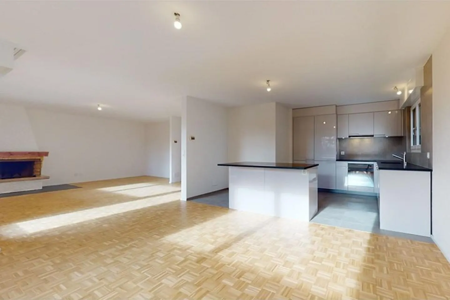 Bright 4.5-room fully renovated apartment with fireplace and balcony - Photo 5 of 8