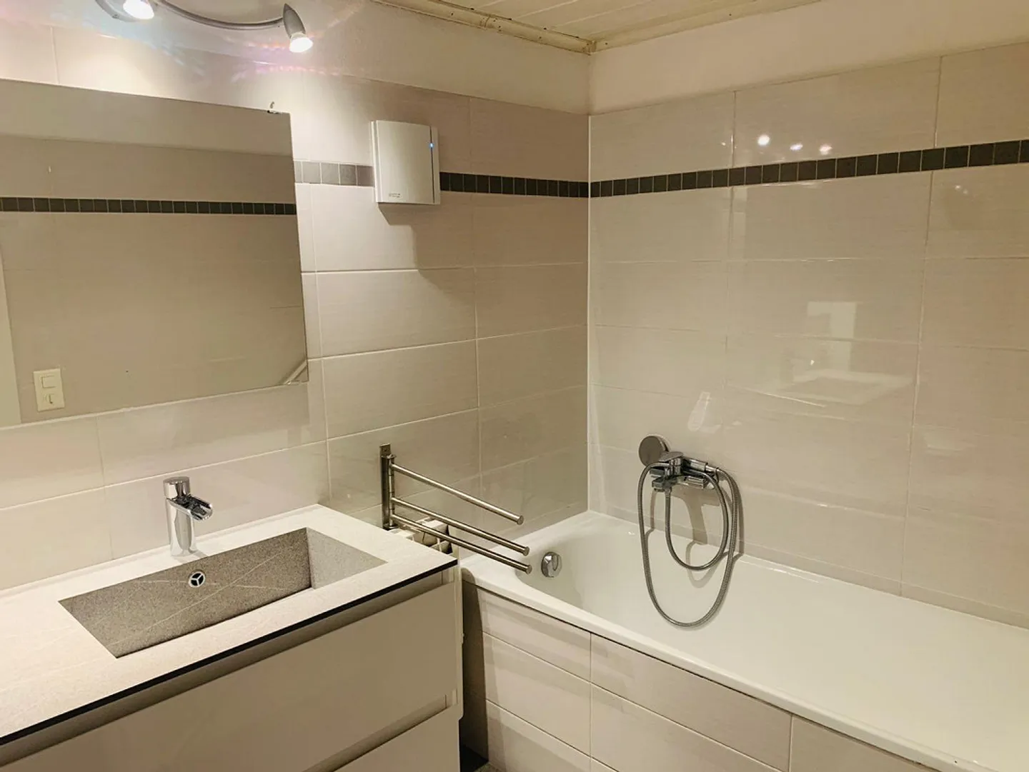 Studio 1.5 Pièces Rénové avec Cheminée à Sonvico - Photo 2 sur 5