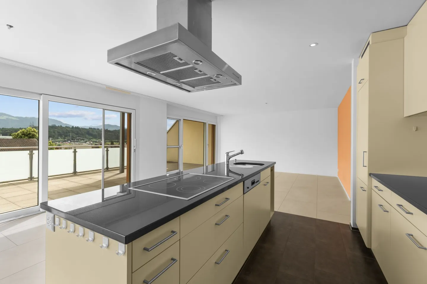 Exclusive 3-room penthouse apartment with panoramic view - Photo 7 of 31