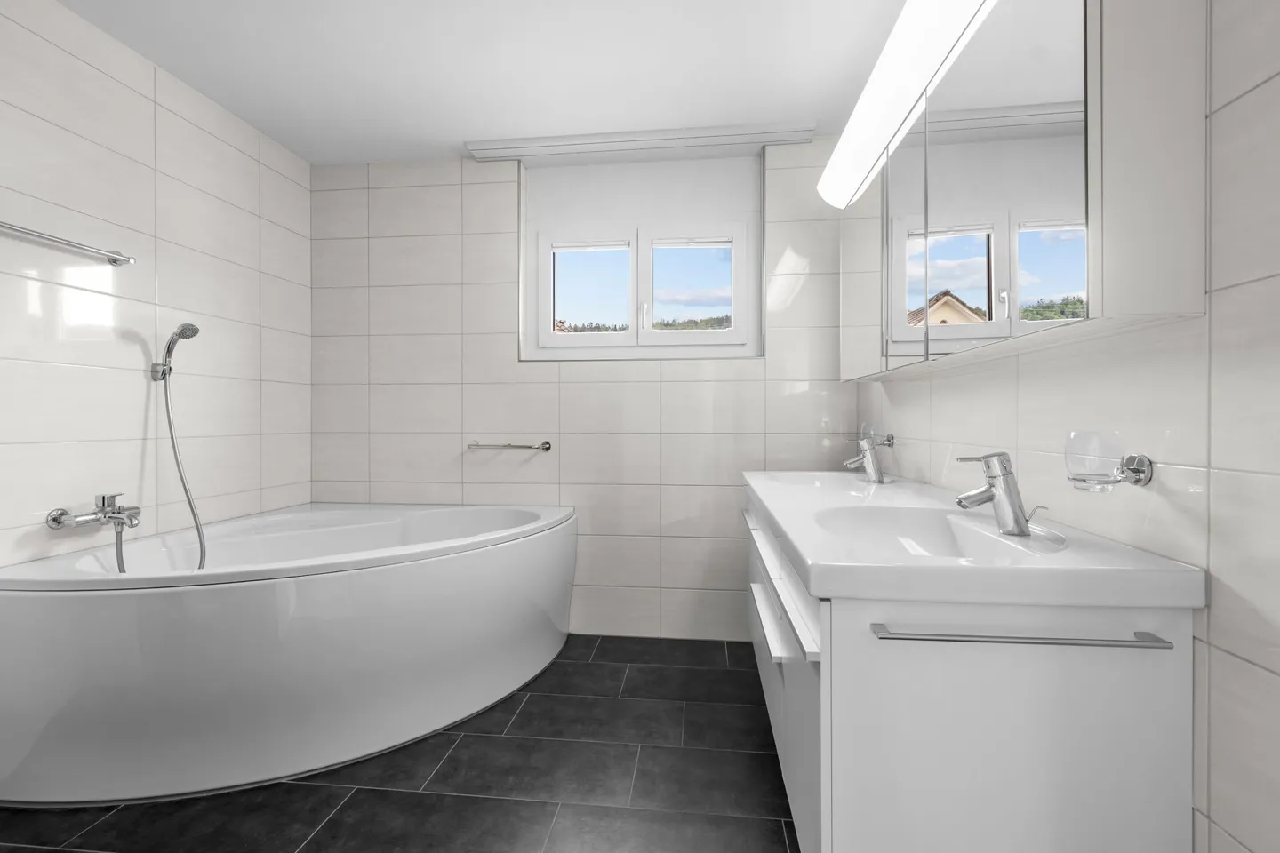 Exclusive 3-room penthouse apartment with panoramic view - Photo 12 of 31