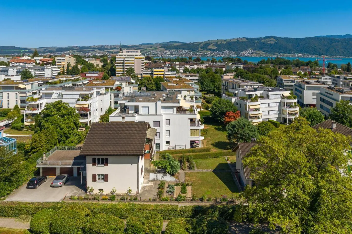 Terreno edificabile con casa plurifamiliare esistente - Foto 1 di 9