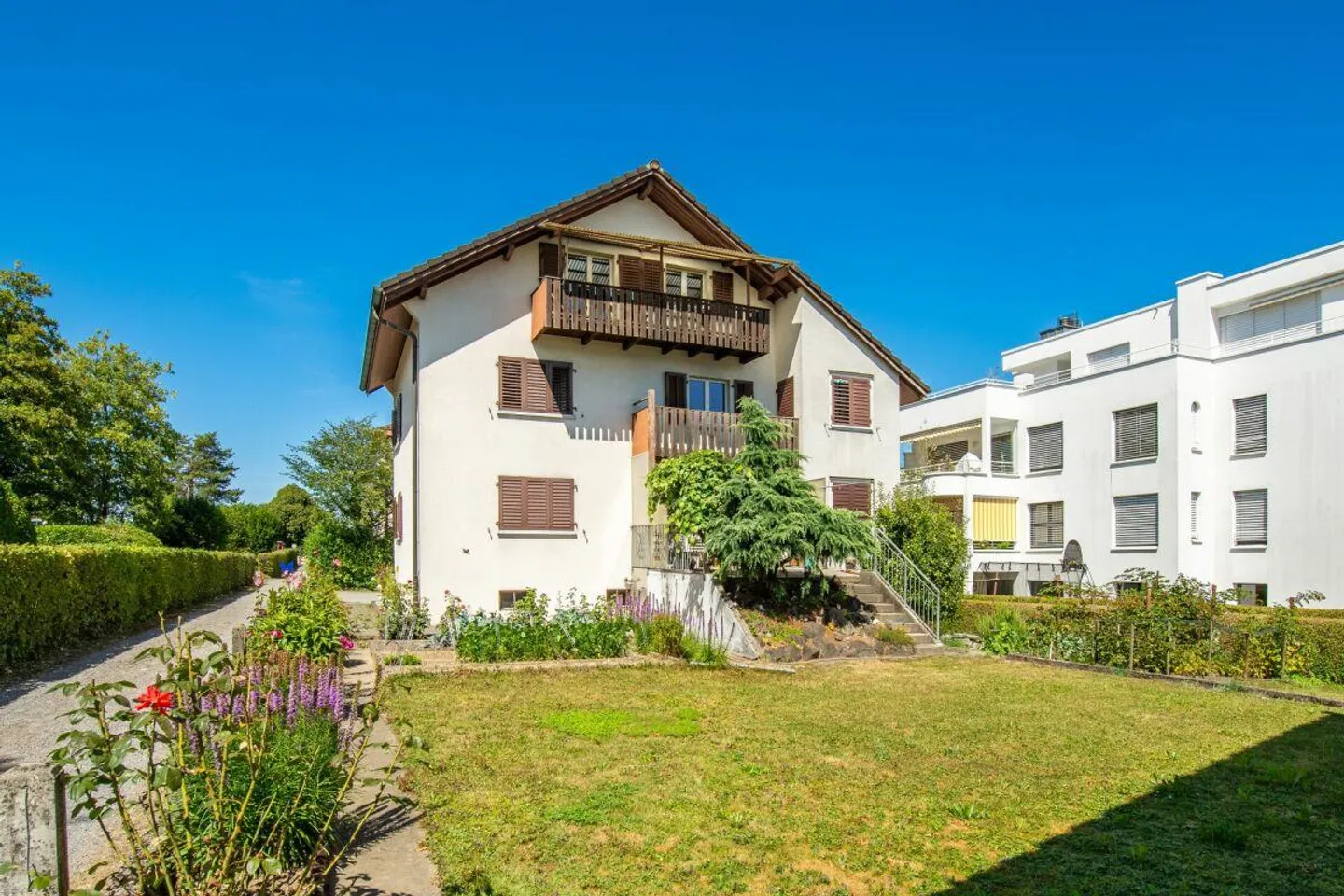Terreno edificabile con casa plurifamiliare esistente - Foto 2 di 9