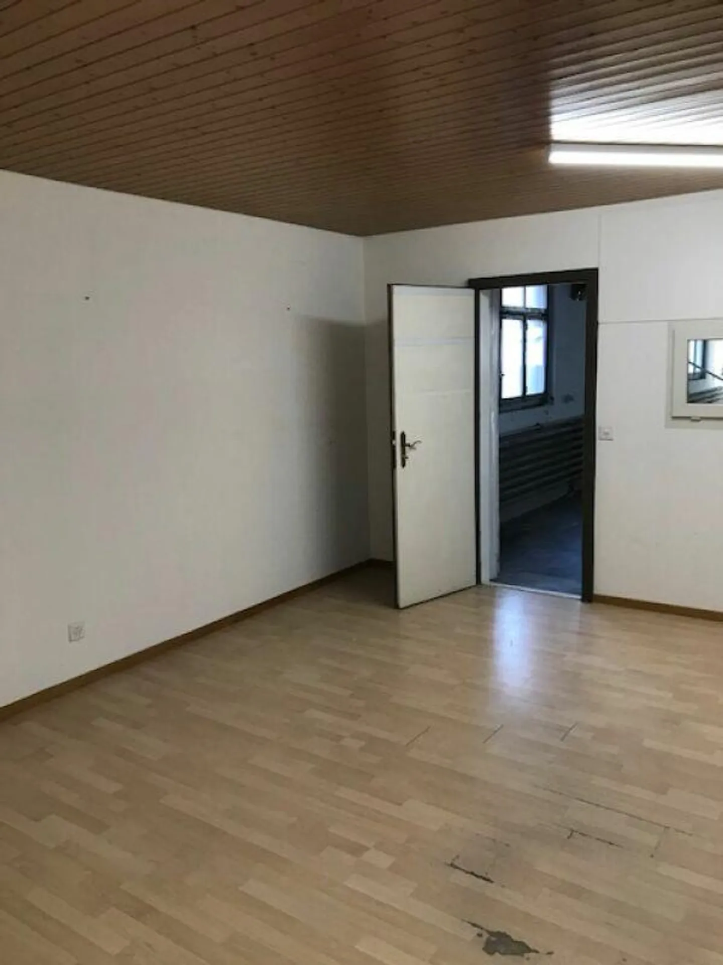 Espace de stockage / espace de vente pour jeunes entrepreneurs, petites entreprises, etc. - Photo 7 sur 9