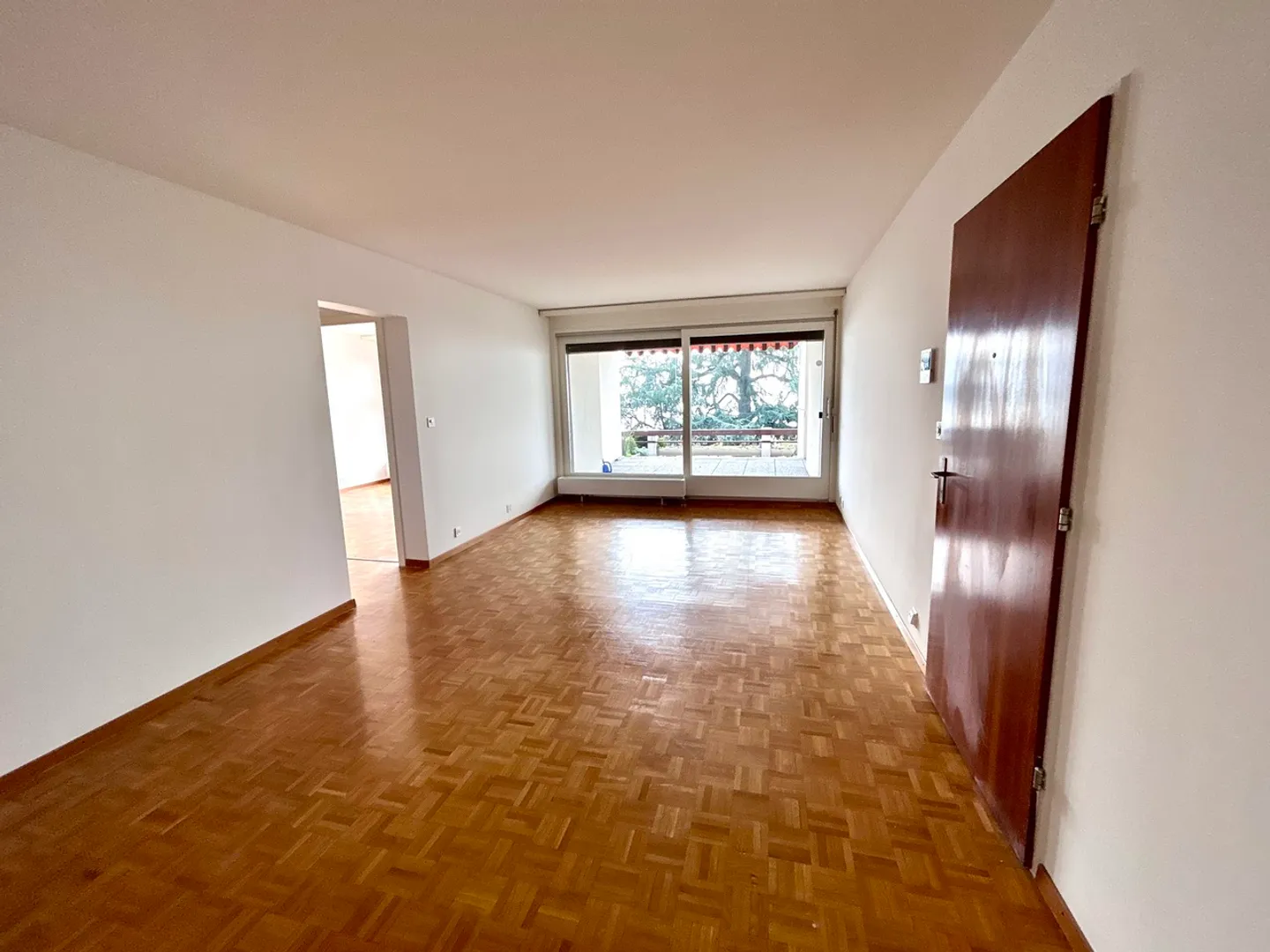 For sale 2.5 rooms, 57 m2, lake view first line, loggia 22 m - Photo 4 of 7