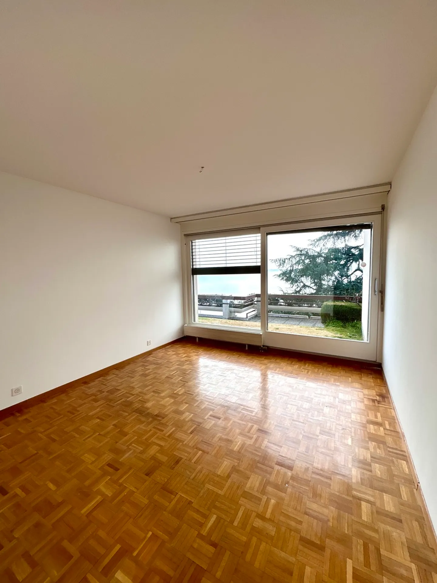 For sale 2.5 rooms, 57 m2, lake view first line, loggia 22 m - Photo 7 of 7