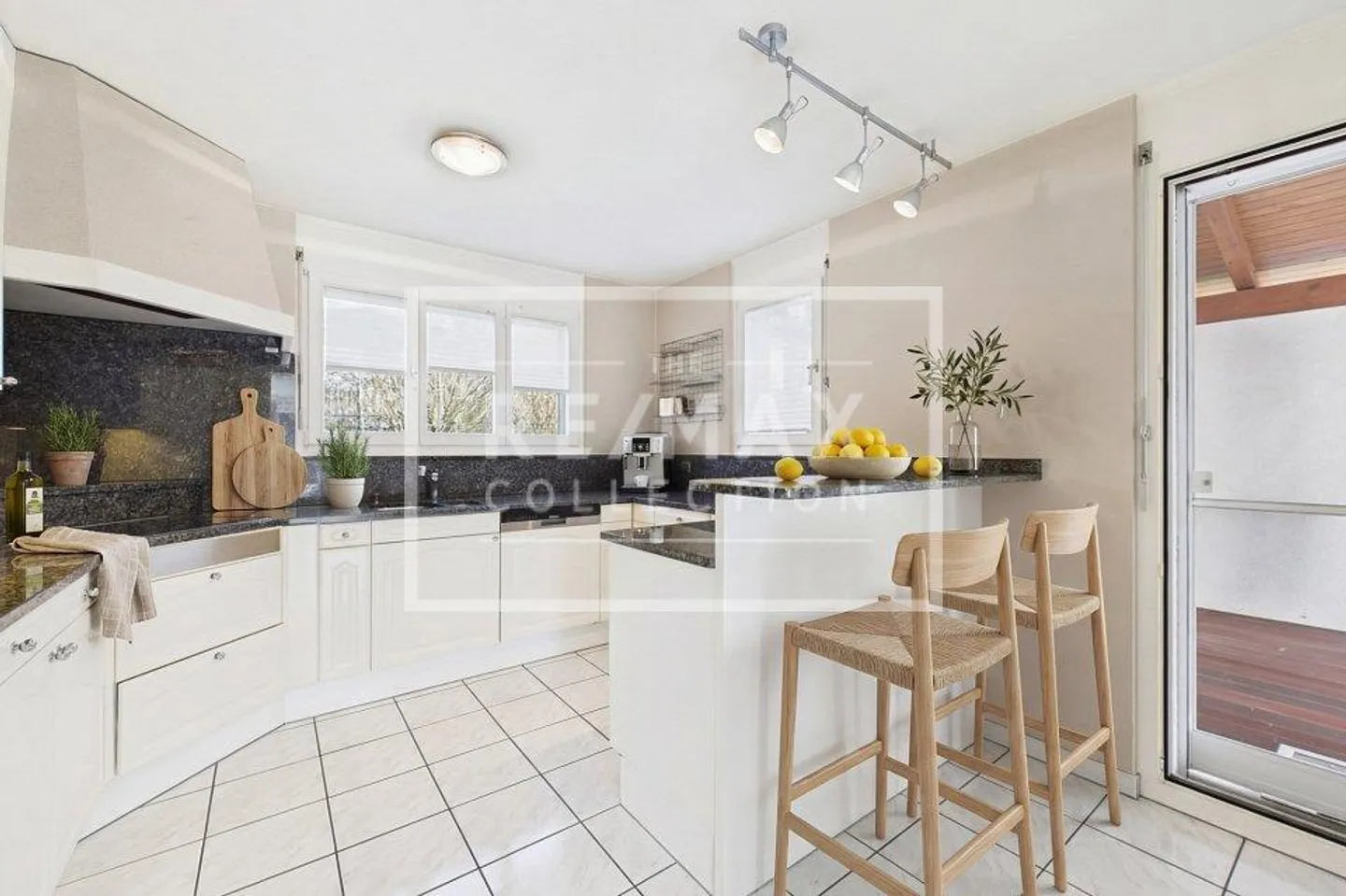 Maison individuelle jumelée spacieuse avec véranda et terrasse ensoleillée - Photo 3 sur 13