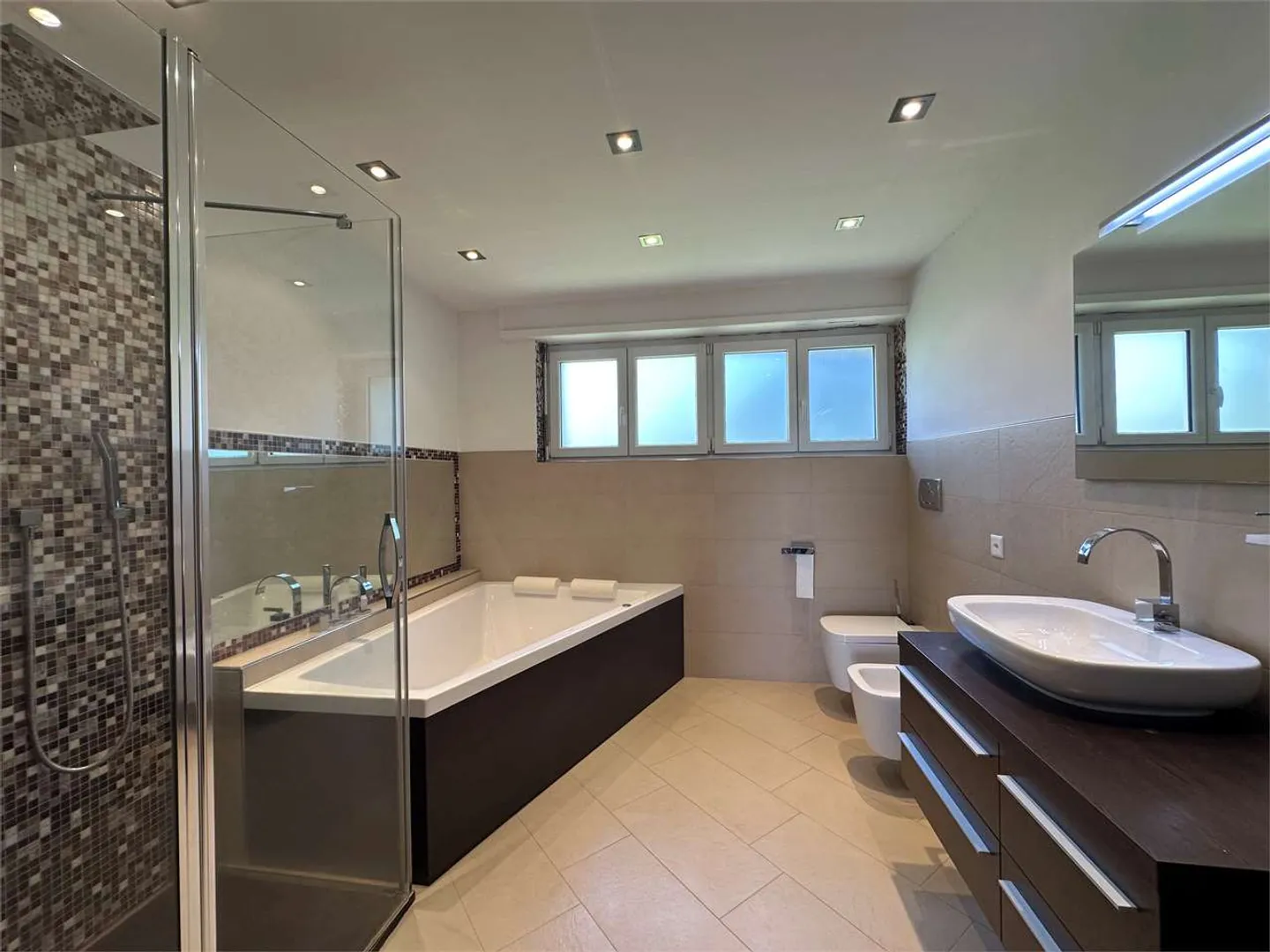Prächtige Einfamilien-Villa mit Pool in Morbio Inferiore, exklusiv - Photo 9 of 13