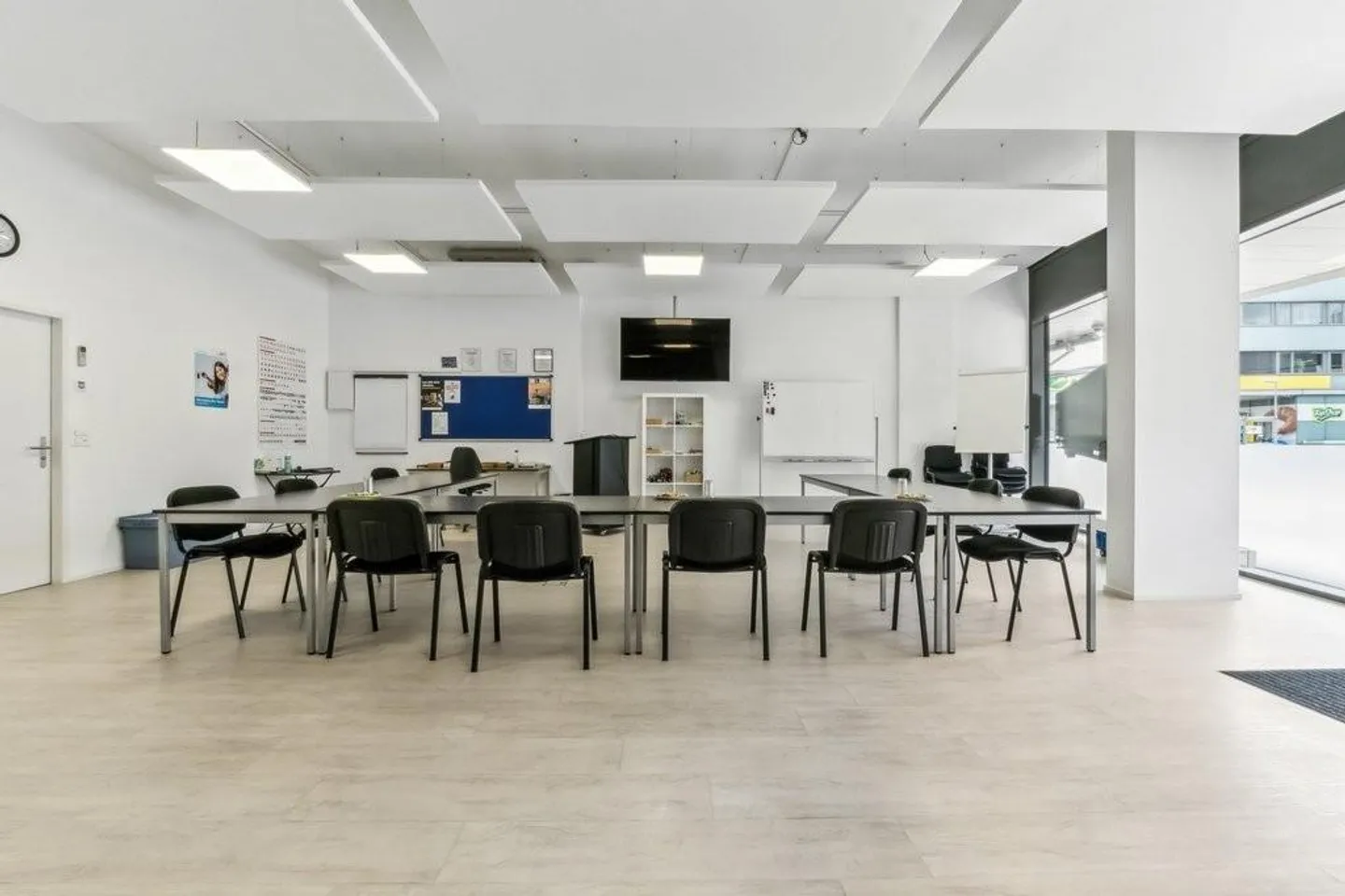 Attractive retail space for rent directly at the train station! - Photo 4 of 9