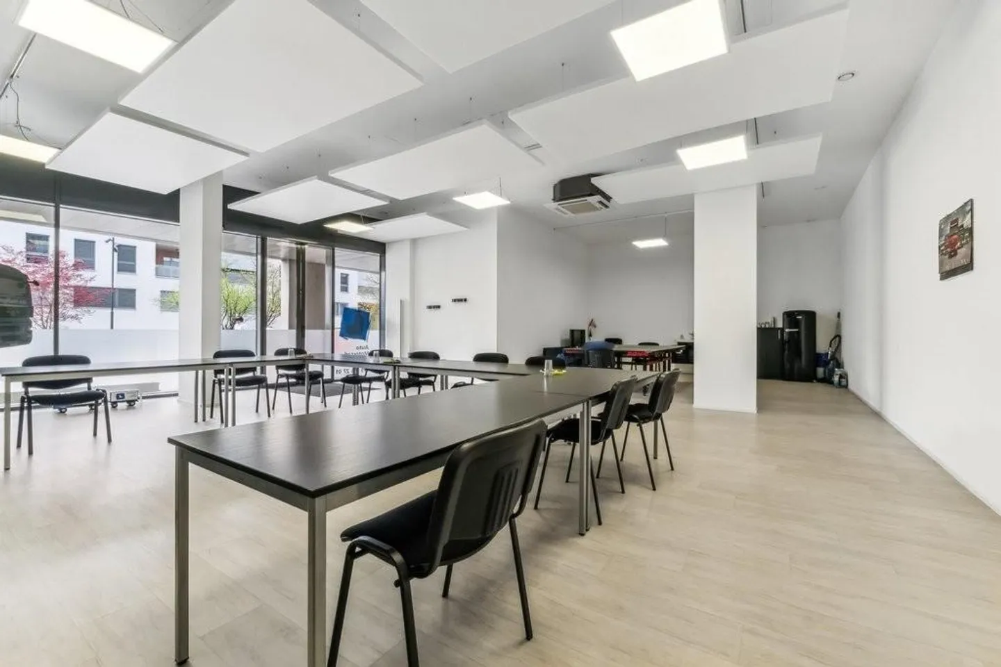 Attractive retail space for rent directly at the train station! - Photo 5 of 9