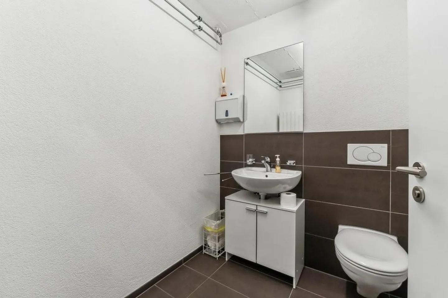 Attractive retail space for rent directly at the train station! - Photo 7 of 9