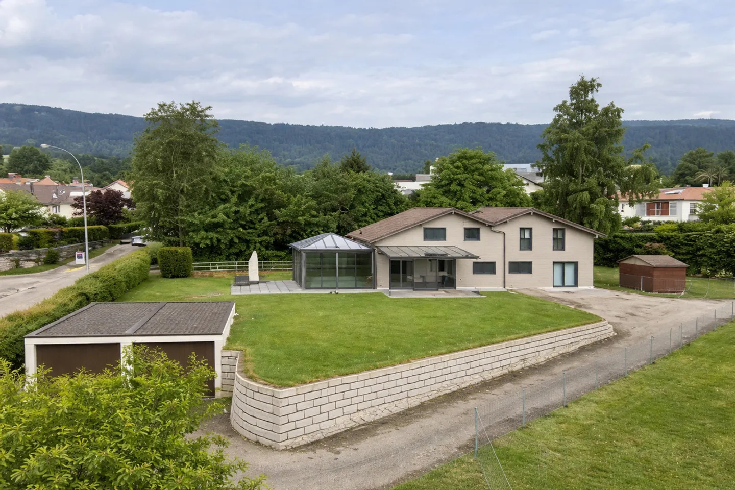 Geräumiges Familienhaus in grüner Lage - Foto 2 von 13
