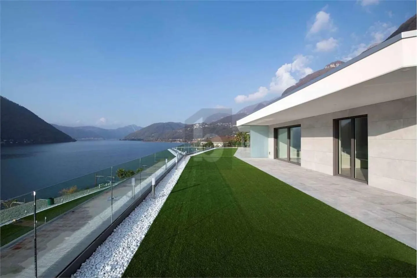 MERAVIGLIOSO ATTICO VISTA LAGO - Foto 1 di 6