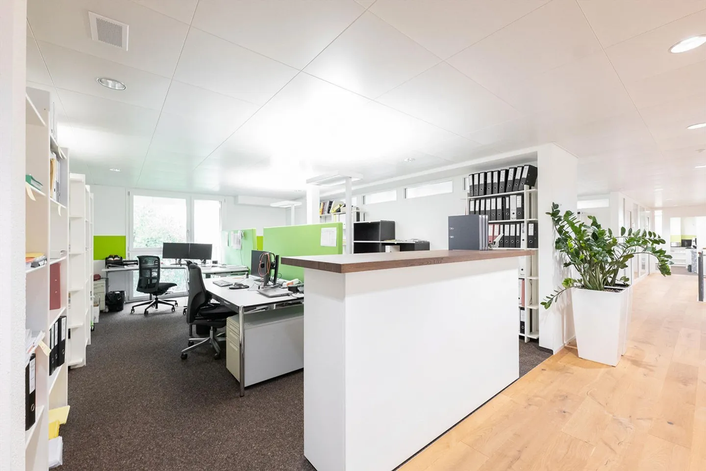 Bureaux ou salles de pratique modernes et lumineux au cœur de Brunnen - Photo 3 sur 10