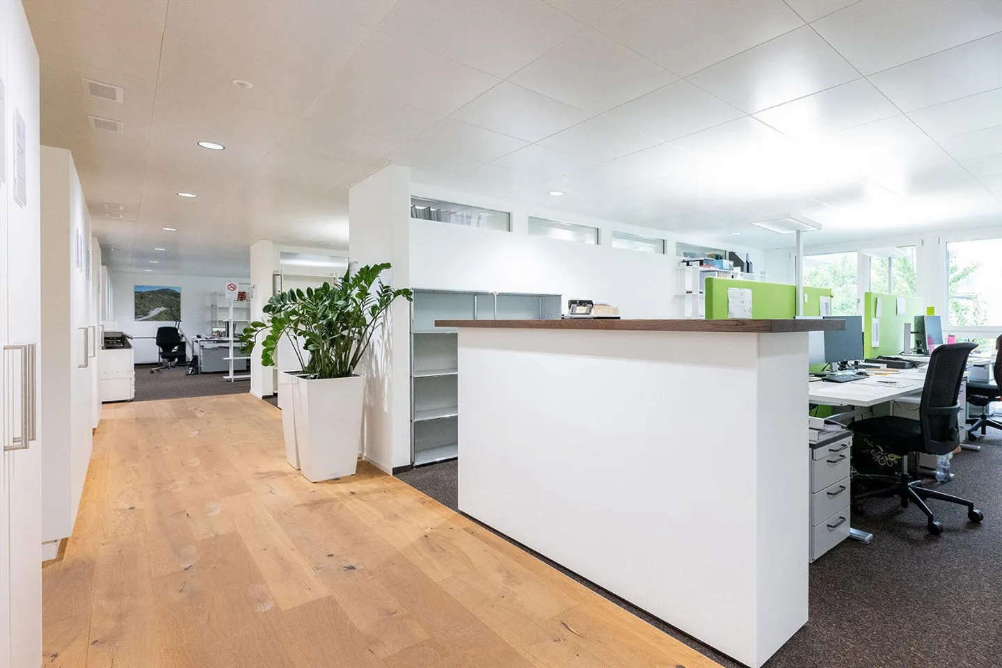 Bureaux ou salles de pratique modernes et lumineux au cœur de Brunnen - Photo 5 sur 10