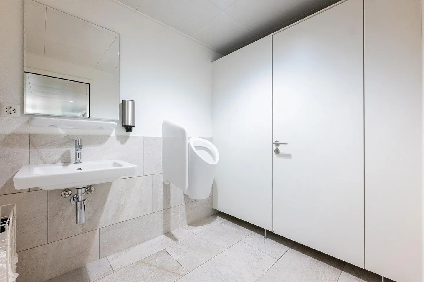 Bureaux ou salles de pratique modernes et lumineux au cœur de Brunnen - Photo 6 sur 10